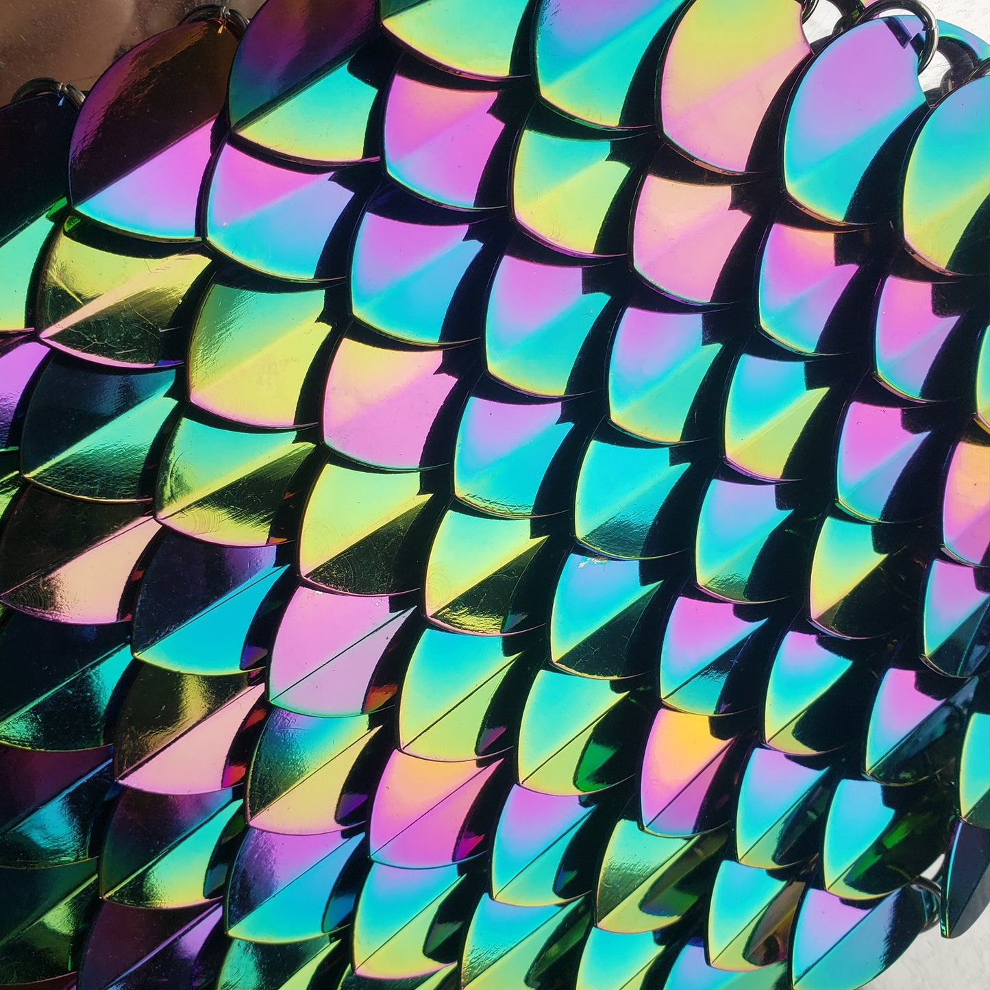 Large Rainbow Alloy Scalemail Scale